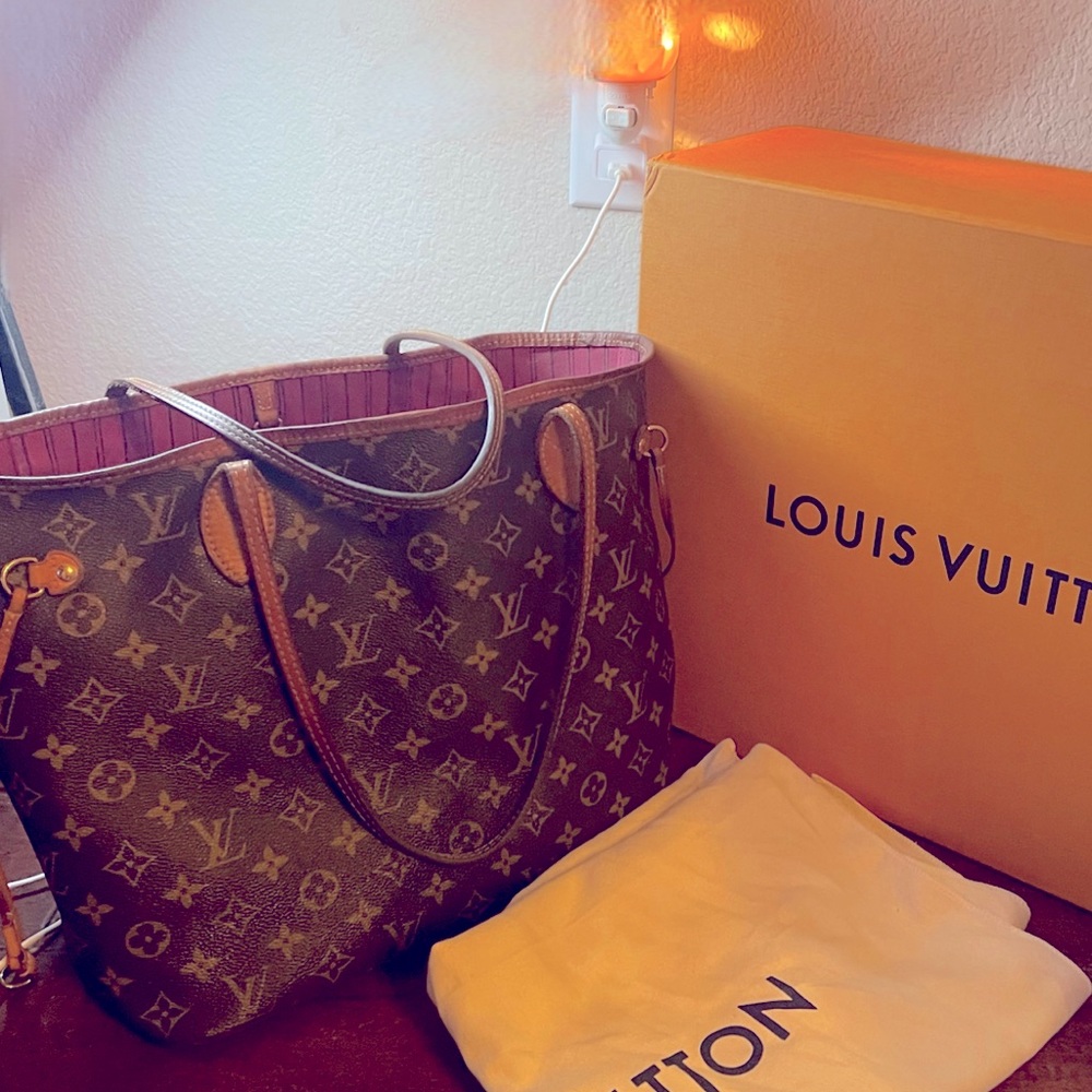 Authentic 2021 Louis Vuitton Neverfull MM. Great used condition.